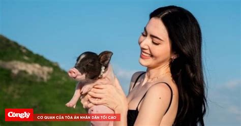 Ma nữ Mai Davika diện bikini khoe vòng eo con kiến tinh nghịch bên chú heo con trên du thuyền