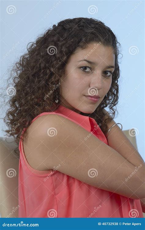 Bella Ragazza Latina Con Capelli Ricci Fotografia Stock Immagine Di Capelli Fronte