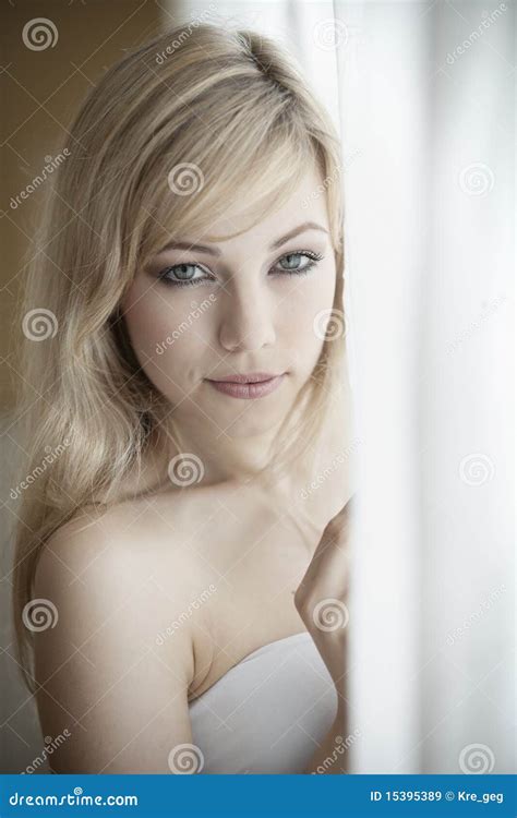 Blonde Behaarte Junge Frau Stockbild Bild Von Leuchte