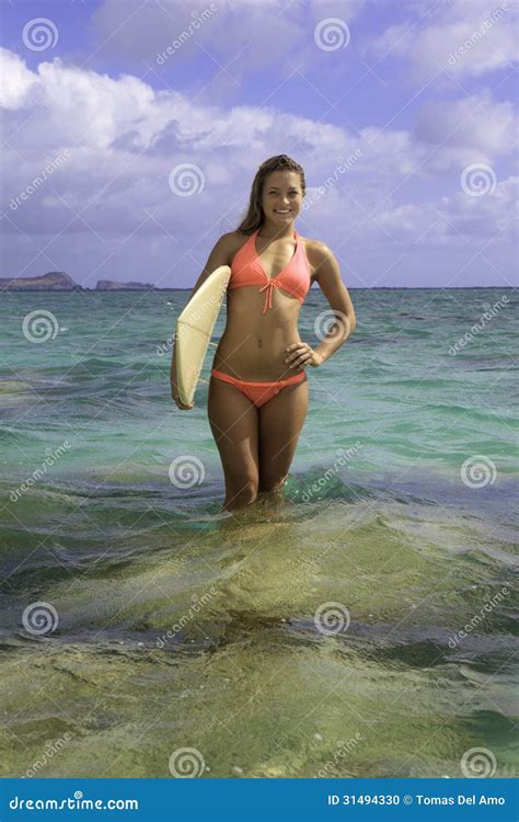 Rubio En Bikini Con La Tabla Hawaiana Foto De Archivo Imagen De Standing Coral