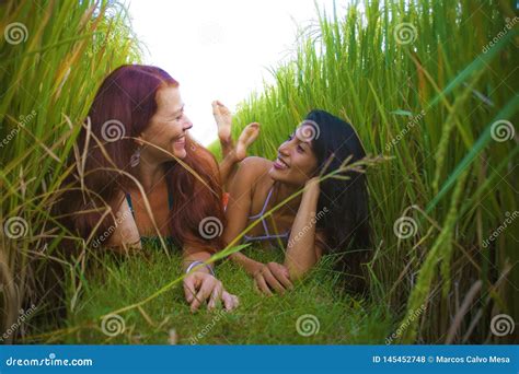 Muchacha Latina Hermosa Joven Y Su Novia Roja Atractiva Del Pelo Ambas Mujeres Que Disfrutan De