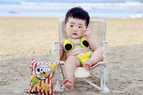Bé gái tháng tuổi tung bộ ảnh bikini lộ mỡ bụng siêu đáng yêu