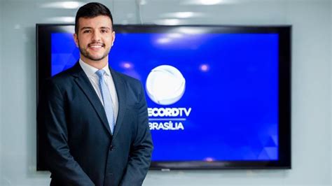 Jornalistas Da Record Se Revoltam Contrata O De Apresentador Gay Diz Site Isto Independente