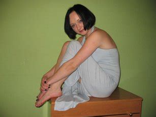 Good Looking Babe Maya Showing Her Tits And Pussy While Posing Photos