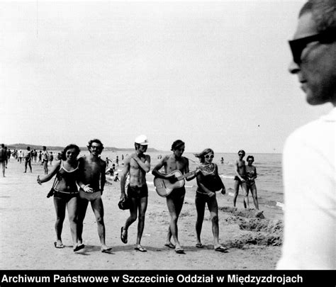 Plażowa moda PRL Skąpe bikini bielizna i majtasy Jedziemy na wczasy Dziennik Zachodni