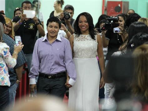 G1 Homossexuais celebram união em 1º casamento coletivo gay do Norte