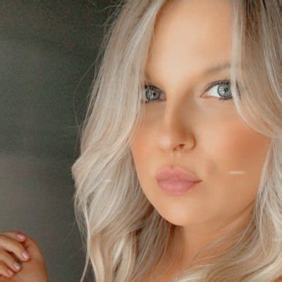 Nerdy Blonde On Twitter I Was In This Music Video Nbd Https T Co Ukxjhmmxt