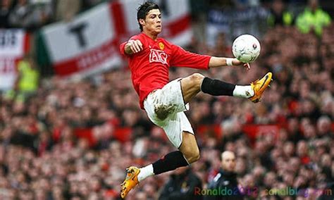 Cristiano Ronaldo Jump : Cristiano Ronaldo high jump to control a ball ...