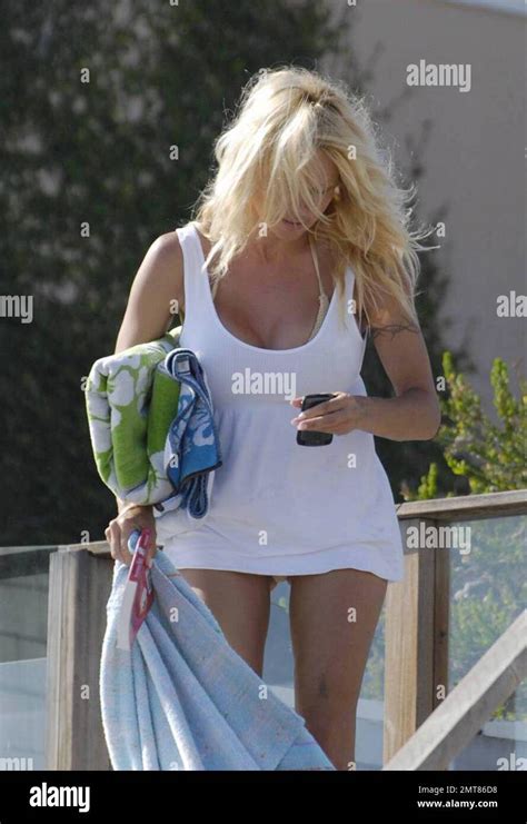Baywatch Babe Pamela Anderson Tries To Hide From The Paparazzi Behind A