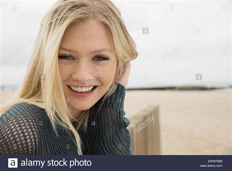 Femme blonde portrait Banque de photographies et dimages à haute résolution Alamy