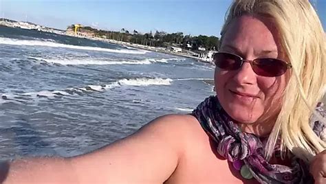 Muschi Masturbation schöne brünette MILF am wilden Strand am See im