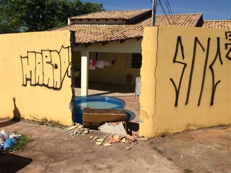 G1 Carro invade calçada e derruba muro de casa em Campo Grande