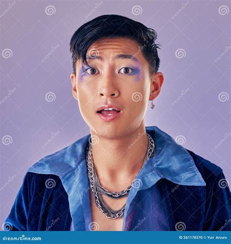 Maquillaje Punk Y Cara En Shock Wow Y Sorpresa Con Un Hombre Gay En Un Estudio Morado Para El