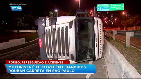 Bandidos fazem caminhoneiro refém e provocam acidente em São Paulo