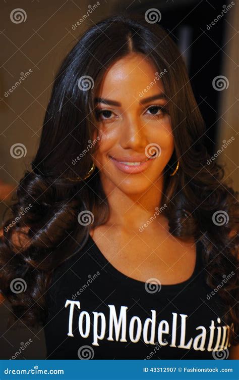 NEW YORK 8 DE AGOSTO Preparar Se Modelo De Bastidores Em Top Model Latina 2014 Fotografia