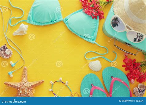 Bikini Van Het Manier De Vrouwelijke Zwempak Op Gele Houten Achtergrond De Vakantieconcept Van