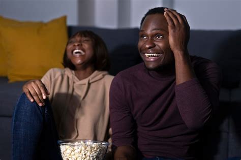 Casal Assistindo Servi O De Streaming Juntos Em Casa Foto Gr Tis