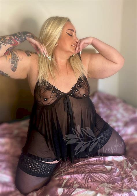 Tattooed Fattie Elizabeth Dresden Posing In Black Lingerie Photos