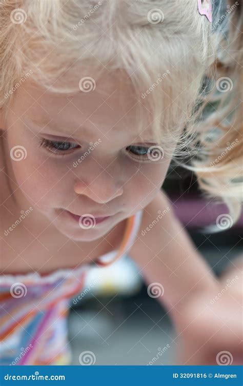 Portrait De Petite Fille Blonde Mignonne Photo Stock Image Du Cheveu Assez