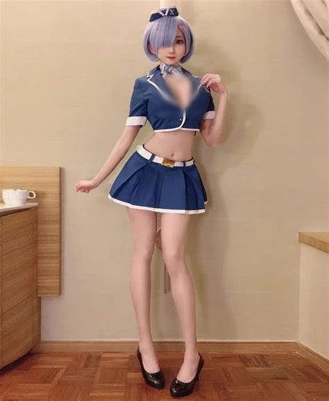 Hot girl siêu vòng một diện đồ nữ sinh cực ngắn khoe dáng chuẩn