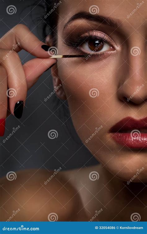 Brunette Putting Mascara Makeup Stock Photo Image Of Beauty Glamour 32054086