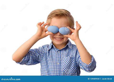 Kind En Pasen De Glimlachende Blonde Jongen Jaar Oud Houdt Gele Kippen Stock Foto Image Of