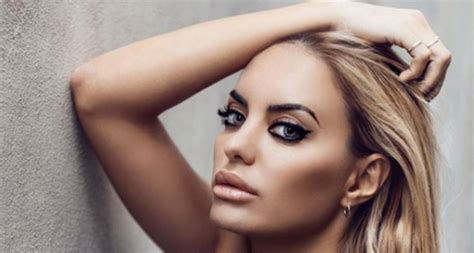 Elena Morali Instagram in bikini tra i maiali il pubblico si scatena Ti chiamerò Circe