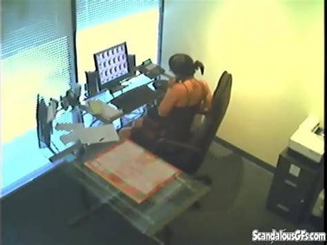 Secreatey frotando y digitando su coño XVIDEOS