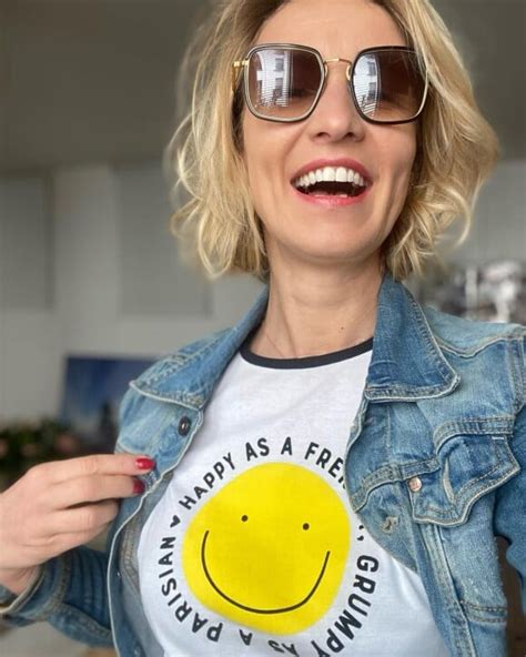 Alexandra Lamy en lingerie dans la jungle Cheveux mouillés et culotte satinée elle se lâche