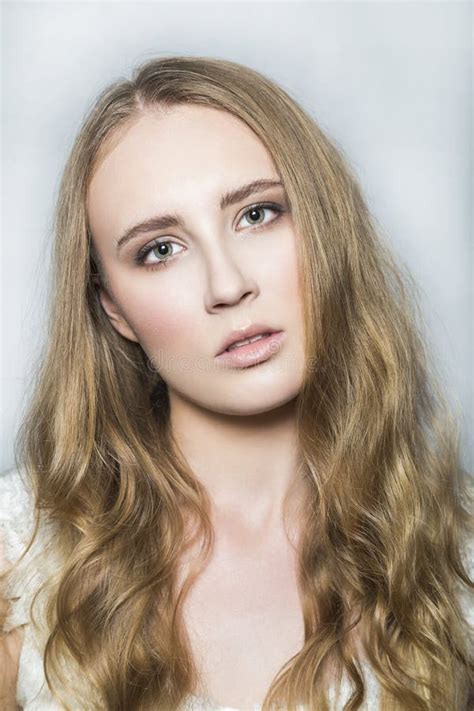 Visage De Jeune Belle Fille Blonde Avec Le Maquillage Et Les Longs Cheveux Photo Stock Image