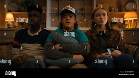 Gaten Matarazzo Caleb Mclaughlin And Sadie Sink In Stranger Things