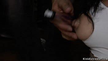 Morena caliente azotada y follada en público XVIDEOS