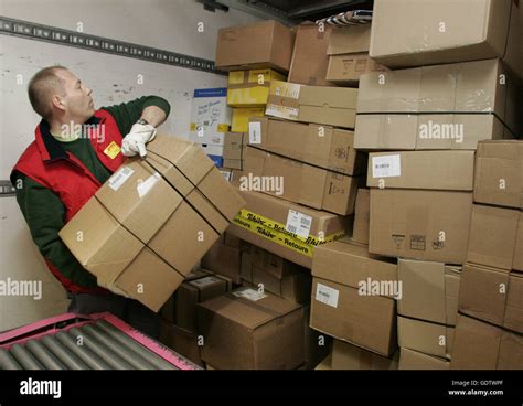 Camiones de paqueteria fotografías e imágenes de alta resolución Alamy