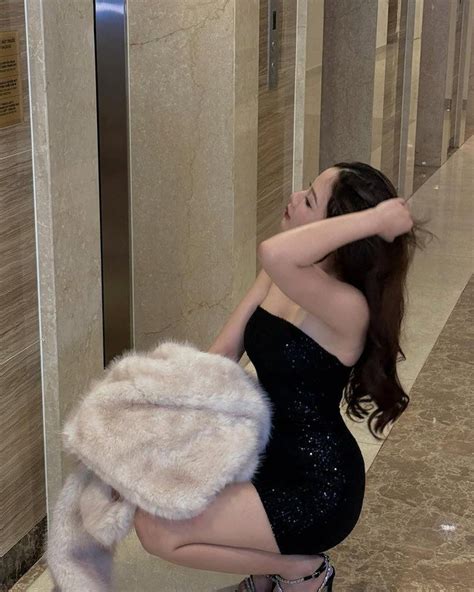 Hot girl ảnh thẻ khoe dáng nuột trong bikini nhỏ xíu bên hồ bơi