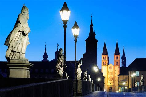 Alte Mainbrücke und Altstadt von Bild kaufen 70305526 lookphotos