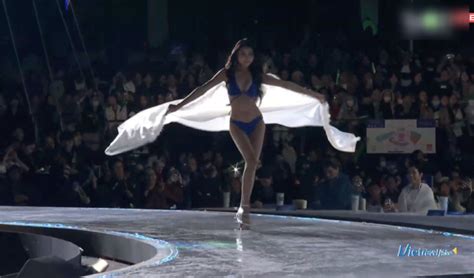 Thí sinh Hoa hậu Hoàn vũ Việt Nam té sõng soài khi diễn bikini chi tiết trên sân khấu gây tranh cãi