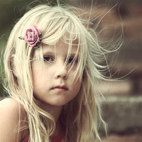 Petite Fille Dehors Portrait Photo Stock Image Du Fille Blonde