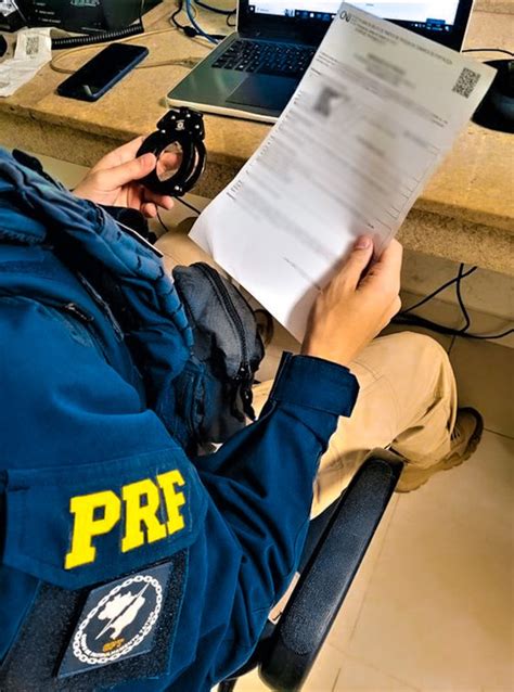 PRF prende foragidos da justiça em Manaus durante fiscalizações