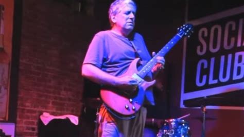 Odlazak Gitariste Preminuo Biv I Lan Grupe Red Hot Ili Pepers