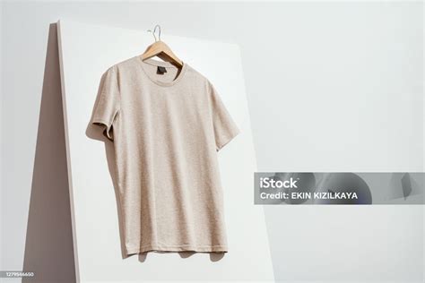 Mockup Kaos Krem Template Di Gantungan Kayu Foto Stok Unduh Gambar