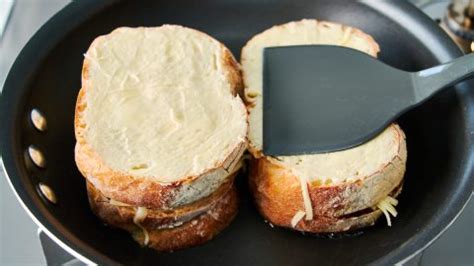 Blackberry Gouda Grilled Cheese Sandwich