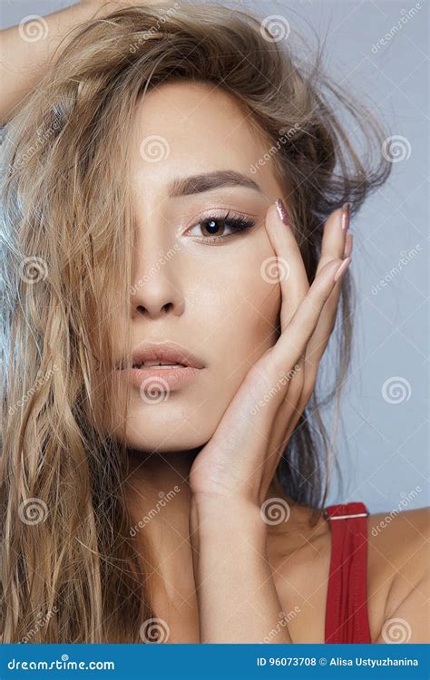 Blonde Vrouw Met Nat Haar Stock Foto Image Of Erotisch 96073708