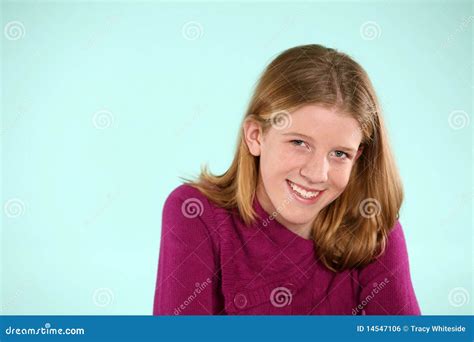Het Meisje Van De Blonde Met Sproeten In Studio Stock Foto Image Of Schoonheid Binnen 14547106