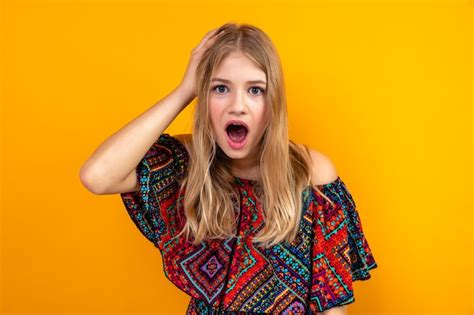 Jeune Fille Slave Blonde Choquée Mettant La Main Sur Sa Tête Et Photo Gratuite