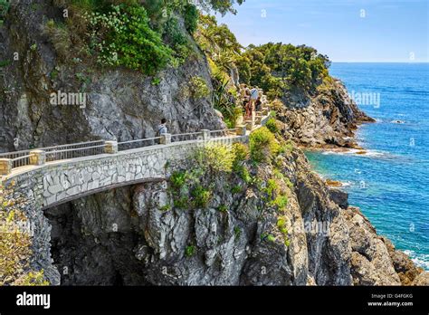 Tourist hiking trail from Monterosso to Vernazza, Cinque Terre, Liguria ...