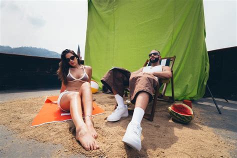 Maya presenta su sencillo Medallo Sin Playa LaVibrante Latina como tú