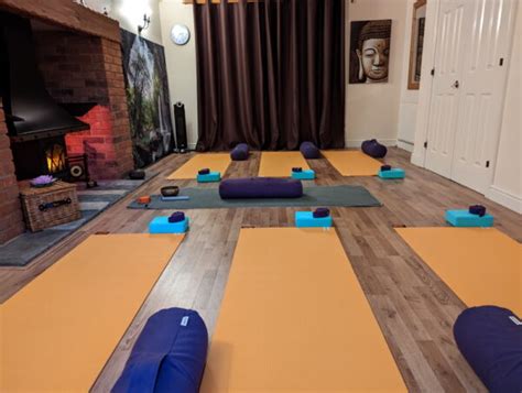 In Studio Naked Hatha Yoga For Men 1h Om Body Studio Sound Baths Yoga And Massages For