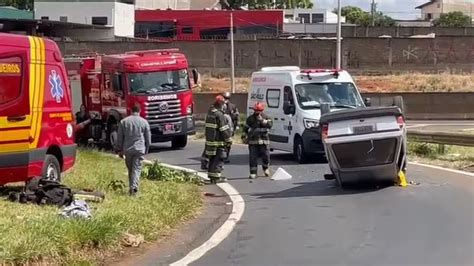 Motorista morre após bater carro em mureta de concreto e capotar em