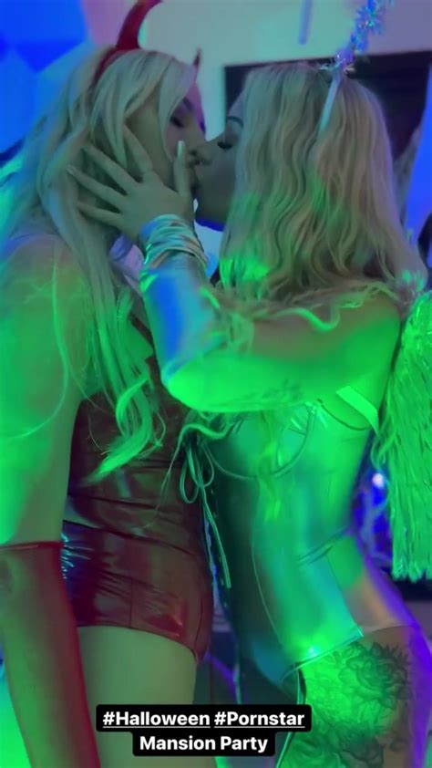 Brookeshowsxx Lesbian Kiss