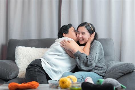 Mulher Mais Velha Av Latina De Anos Se Divertindo Dentro De Casa Sua Neta Foto Premium